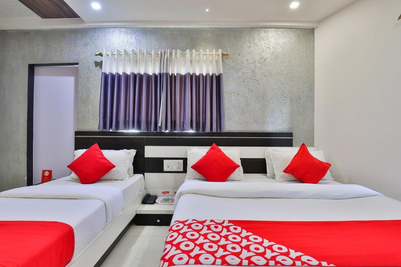 Oyo 18807 Vrajbhoomi Hotel Somnath Bagian luar foto