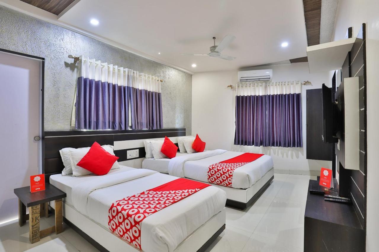 Oyo 18807 Vrajbhoomi Hotel Somnath Bagian luar foto