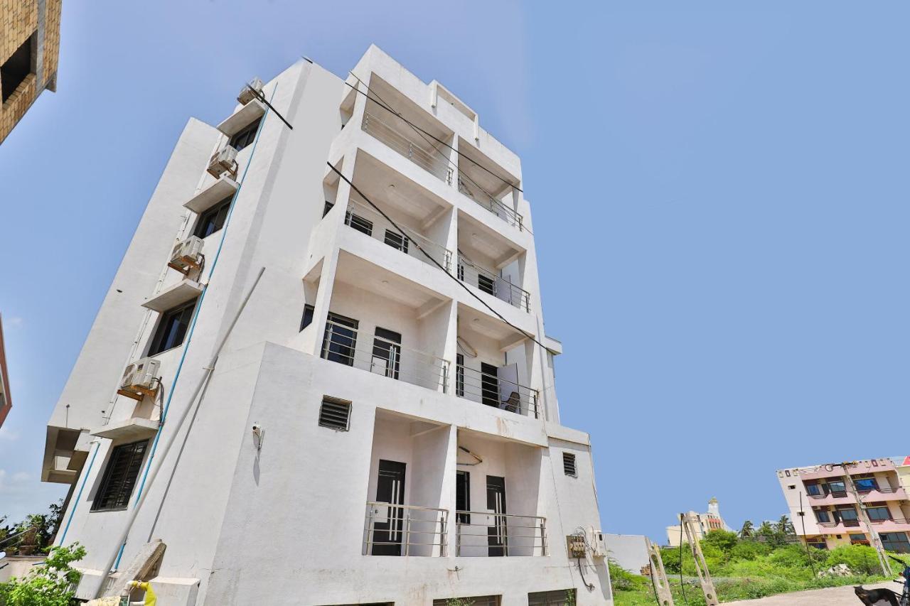 Oyo 18807 Vrajbhoomi Hotel Somnath Bagian luar foto